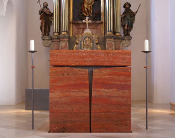 Altar mit Leuchtern