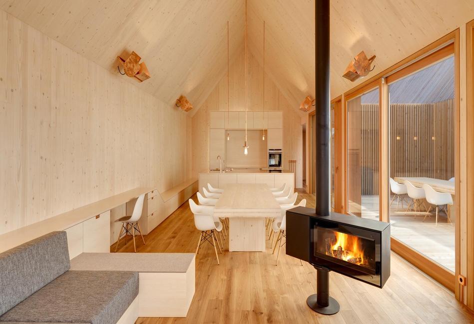 Wohnzimmer mit Holzoberflächen und offenem Kamin