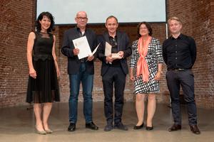 Verleihung des Preises Bauen im Bestand, Kategorie 1 an Staab Architekten durch Präsidentin Degenhart und Vizepräsidentin Resch-Heckel
