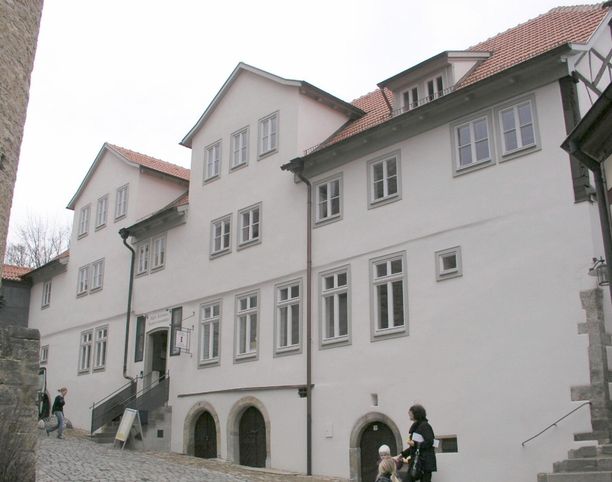Westfassade mit Eingang zur Bücherei