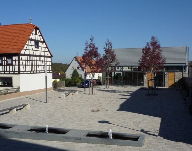Dorfplatz mit Dorfhaus