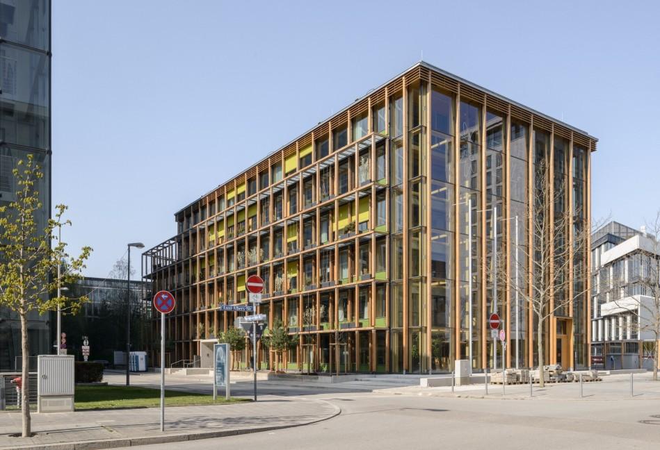 Bürogebäude mit Glas-Holz-Grünfassade