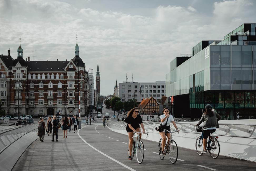 Radfahrer und Fußgänger auf Stadtbrücke