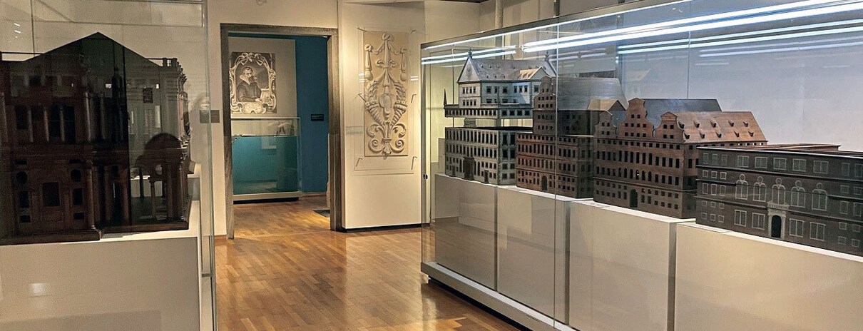 Raum im Maximilianmuseum Augsburg mit Schaukästen, in denen sich Architekturmodelle von Bauten des Baumeisters Elias Holl befinden