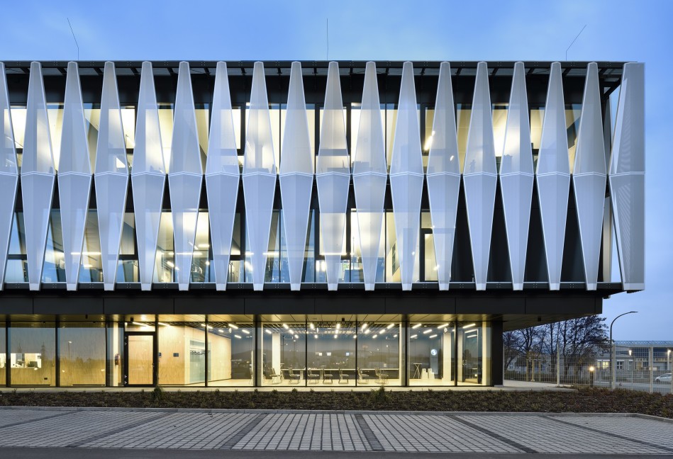 Fassadenausschnitt mit Konferenzbereich; Foto: Ralf Dieter Bischoff