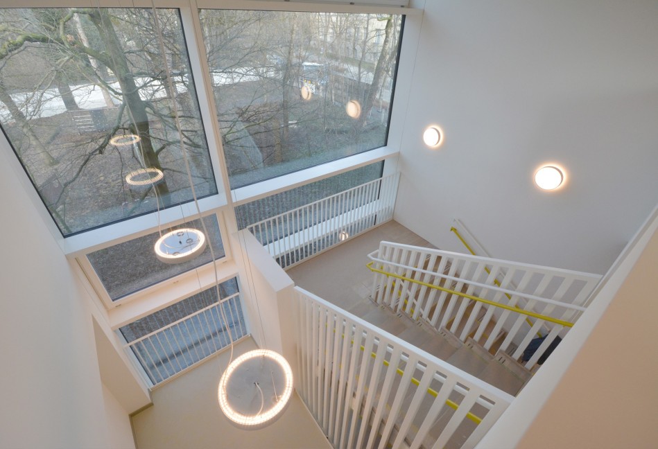 Spielflur und Treppe, Fenster zum Biotop; Foto: abp architekten