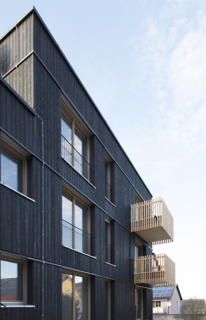 Holzbau mit Yakisugi-Fassade; Foto: Florian Brunner