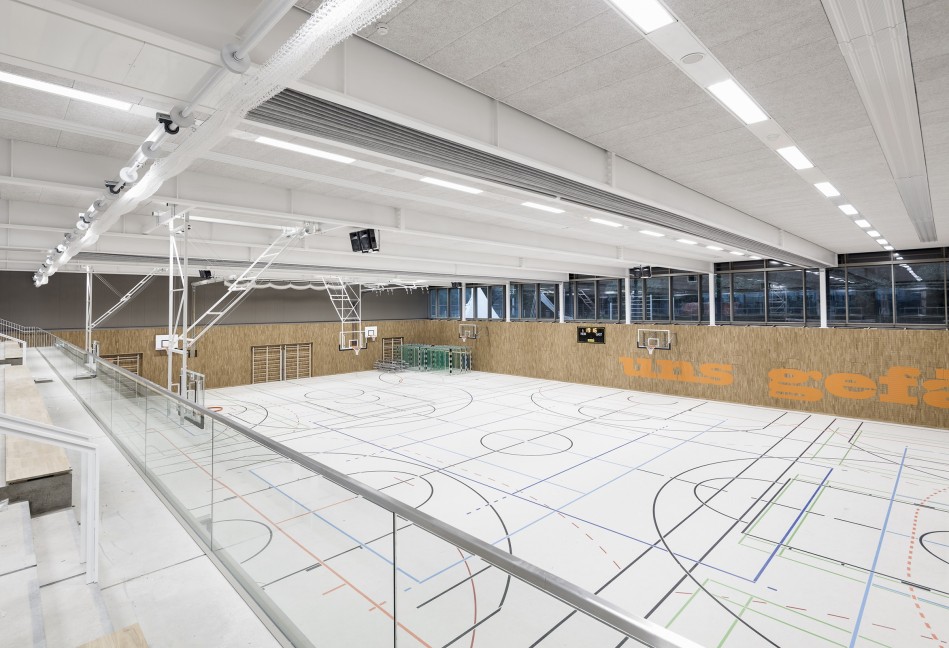 Sporthalle mit Schriftzug - Kunst am Bau; Foto: Aldo Amoretti