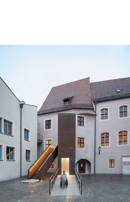 Treppe und Aufzug im Fechthof; Foto: Herbert Stolz
