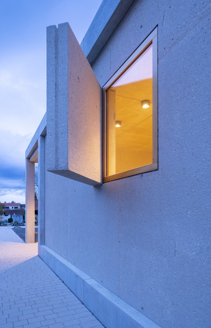 Fensterdetail mit Wandflügel; Foto: KNYCHALLA + TEAM