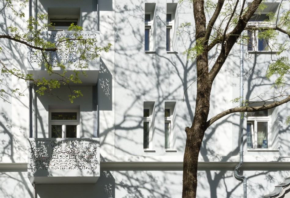 Fassade mit Balkonen; Foto: Antje Hanebeck