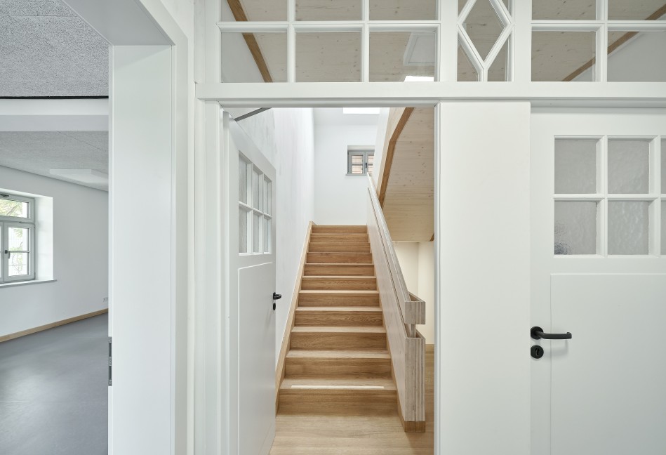 Wiedereingebaute Bestandstüren, Treppe; Foto: Meike  Hansen
