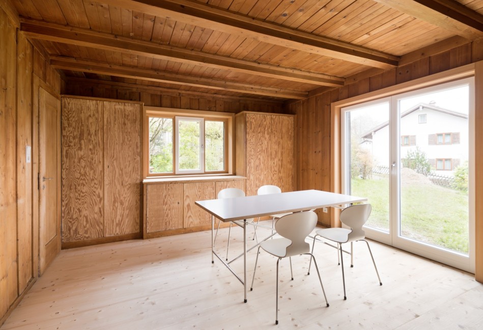 Wohnraum mit sanierten Holzeinbauten; Foto: Rainer Retzlaff