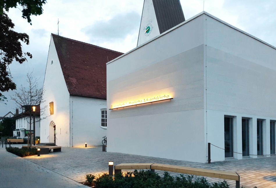 Vorplatz mit Kirche und Gemeindesaal; Foto: Clemens Fauth