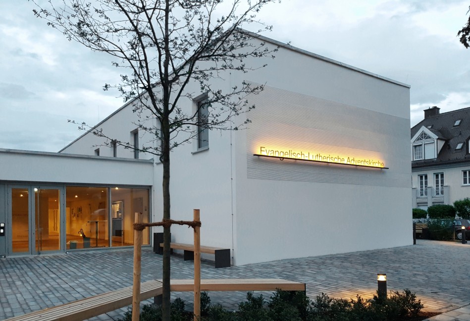 Gemeindesaal mit beleuchtetem Schriftzug; Foto: Clemens Fauth