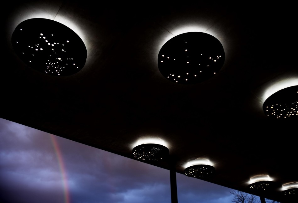 Lichtkunst am Stahlbeton-Sichtdach; Foto: Rainer Gottemaier